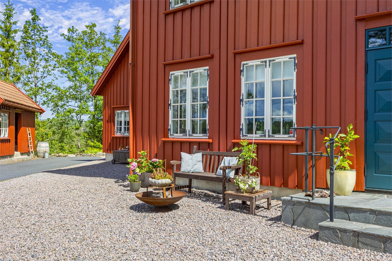 Eiendommen har en pent opparbeidet tomt på ca. 1,2 mål.