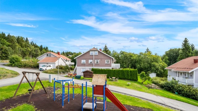 Pent opparbeidede fellesarealer med fin lekeplass for barn