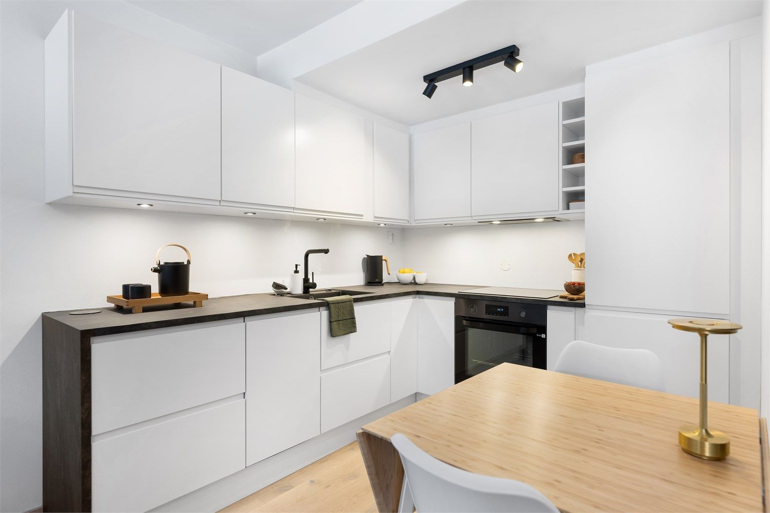 Innholdsrikt og moderne Epoq kjøkken fra 2022 med benkeplate i laminat