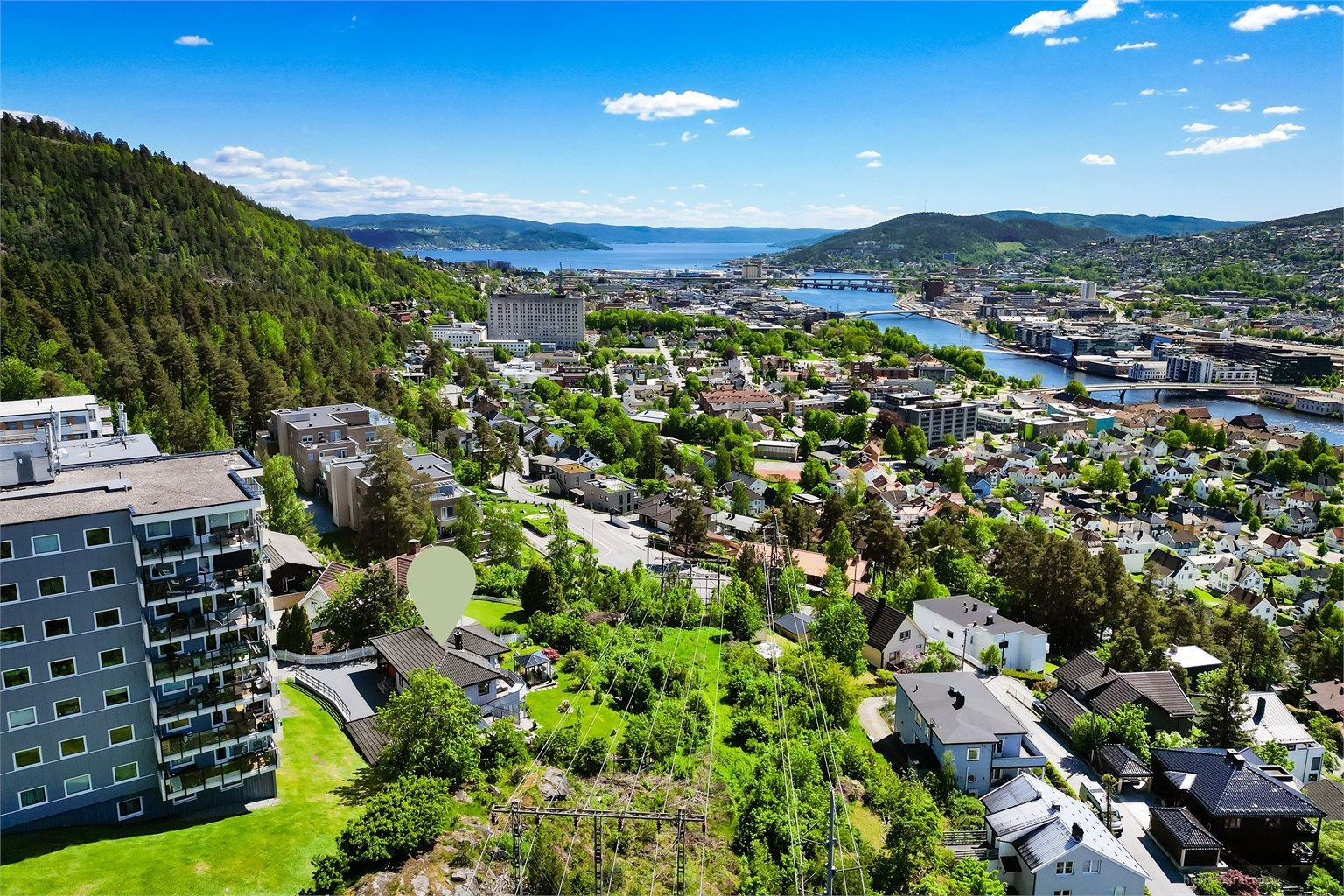 Kort gangavstand til fine og varierte turveier i Drammensmarka, inkludert Hamborgstrømskogen, Åspaviljongen og Spiralen. 