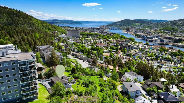 Kort gangavstand til fine og varierte turveier i Drammensmarka, inkludert Hamborgstrømskogen, Åspaviljongen og Spiralen.