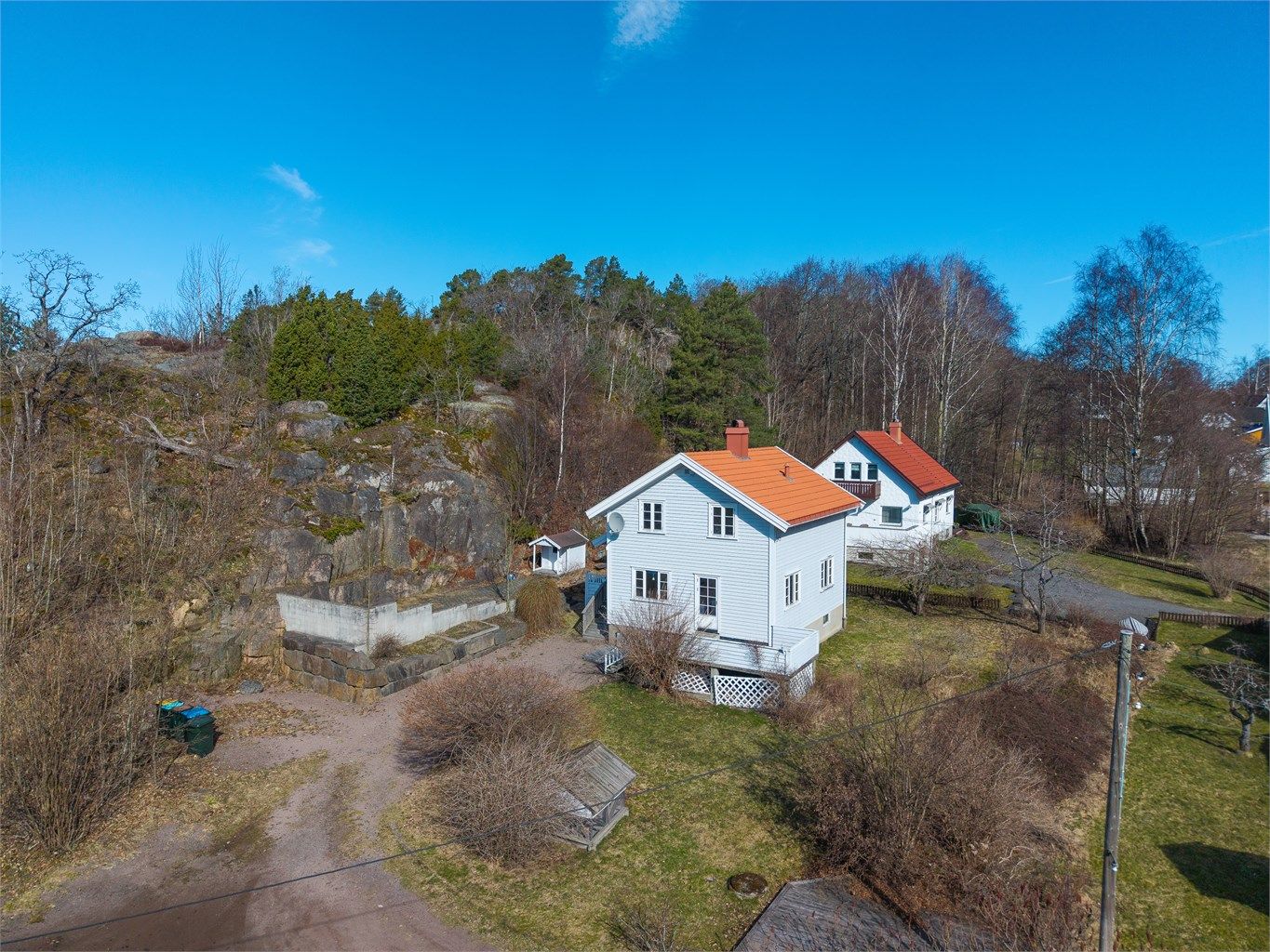 Hagen fremstår som innbydende, hyggelig og sjarmerende – et flott uteområde med gode muligheter for både lek, avslapning og sosiale sammenkomster.