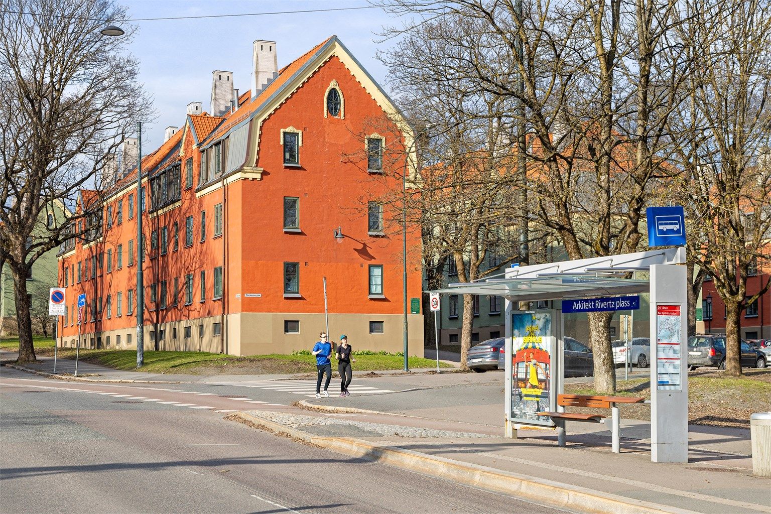 Bussholdeplass i umiddelbar nærhet