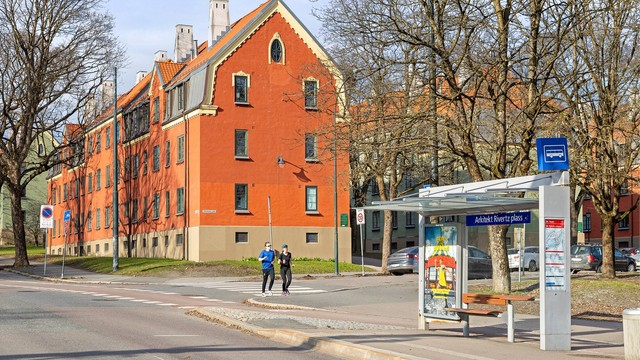 Bussholdeplass i umiddelbar nærhet