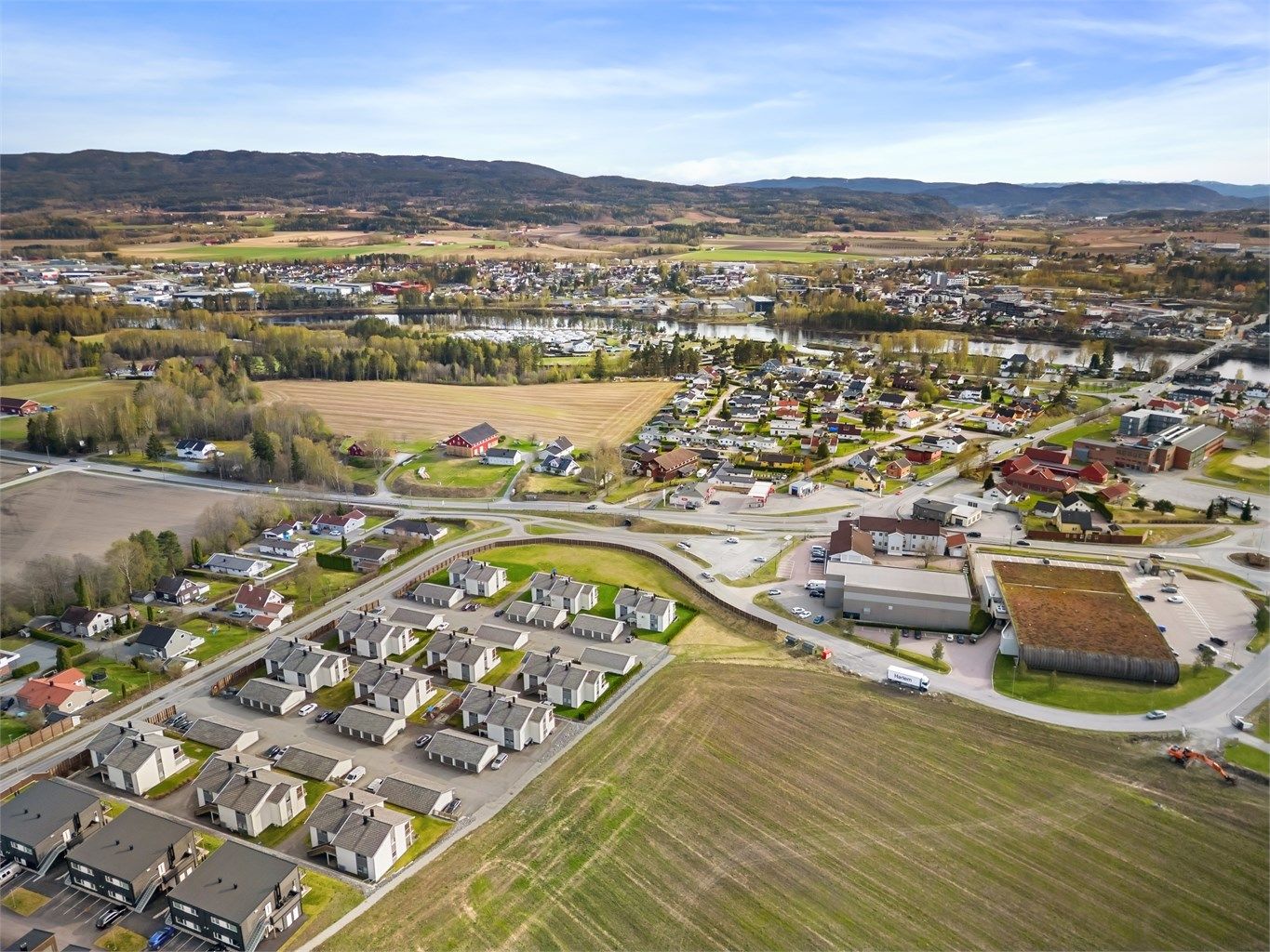 Sentralt beliggende med ca. 1,8 km til Hokksund sentrum med jernbanestasjon og de aller fleste servicetilbud