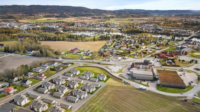 Sentralt beliggende med ca. 1,8 km til Hokksund sentrum med jernbanestasjon og de aller fleste servicetilbud