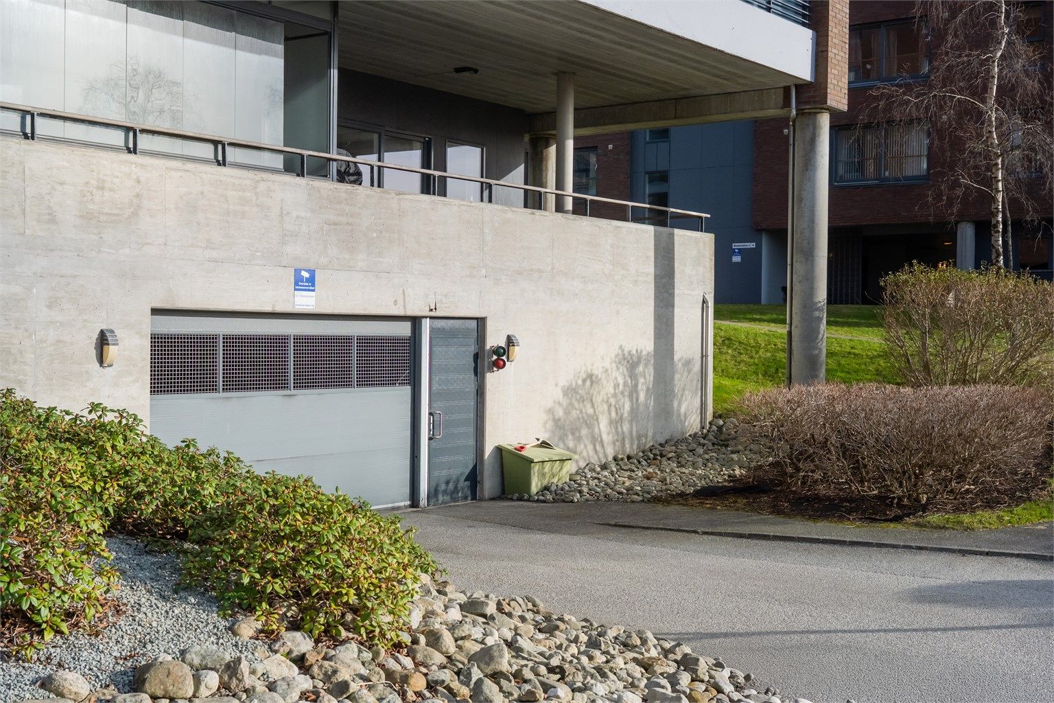 Fast parkeringsplass i lukket garasjeanlegg med mulighet for el-bil lader. 