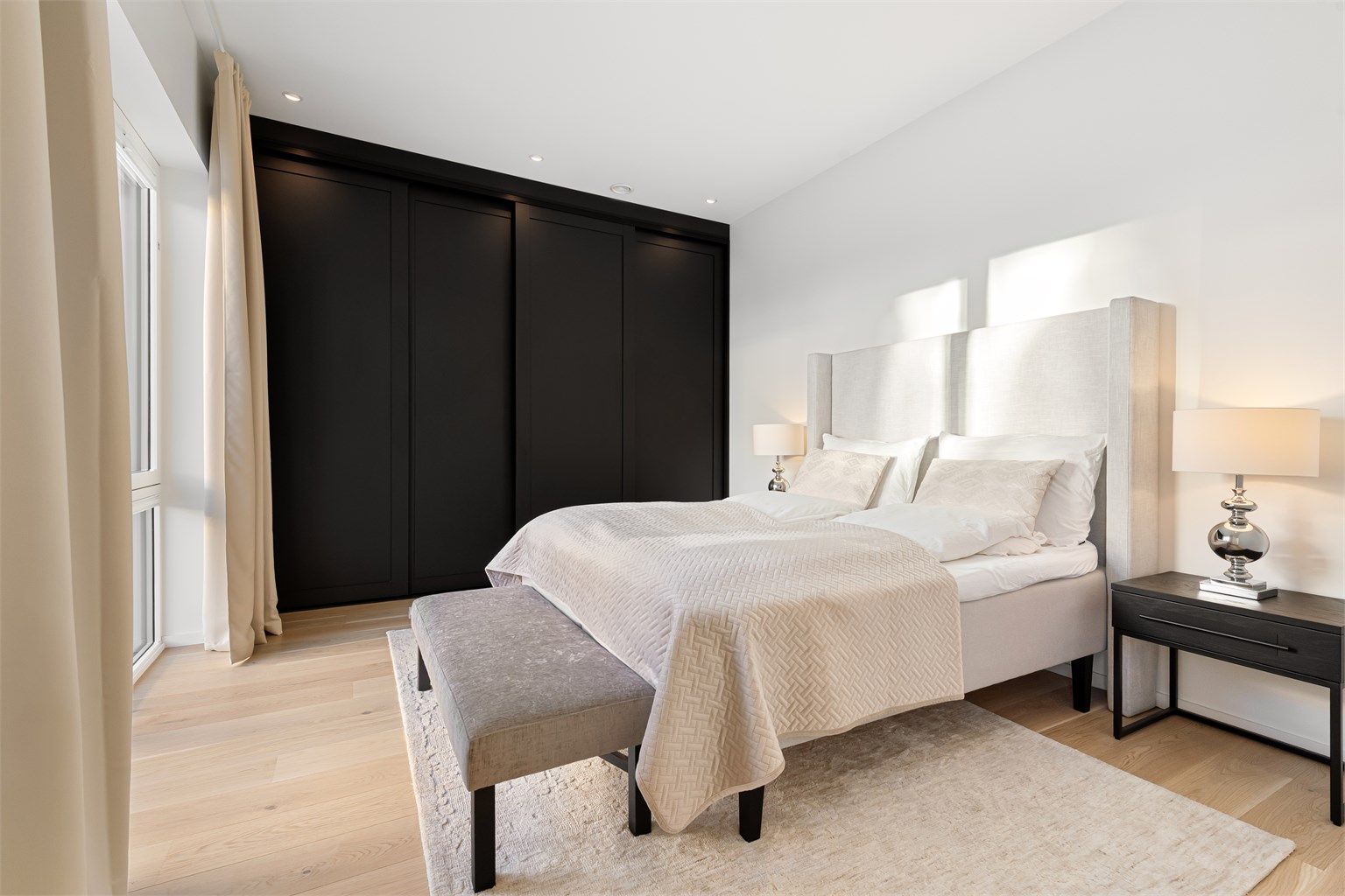 Hovedsoverom i 1. etasje med stor skyvedørsgarderobe