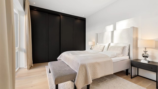 Hovedsoverom i 1. etasje med stor skyvedørsgarderobe