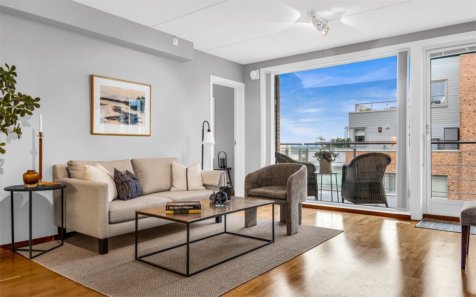 En lys og trivelig leilighet med god planløsning og en romslig balkong med fint utsyn. Leiligheten ligger fredelig til midt i Sandvika, med heis direkte til Sandvika Storsenter – «tøffelavstand» til alt av butikker, serveringssteder, apotek m.m.