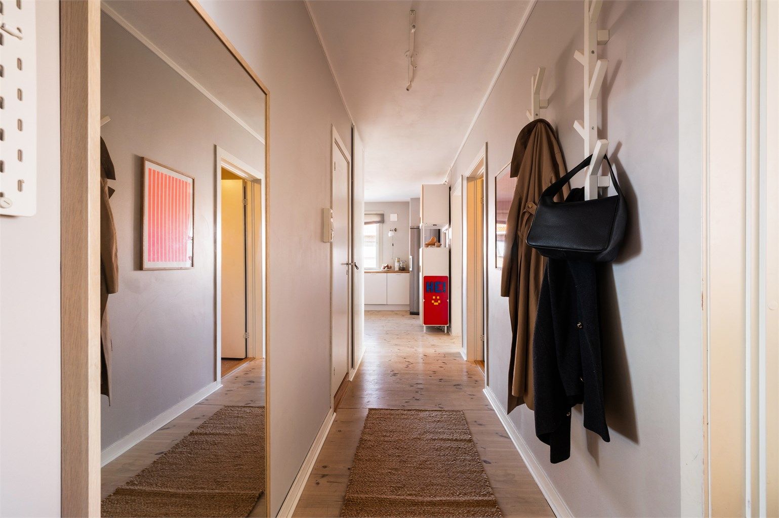 Romslig entré med plass til oppheng av klær