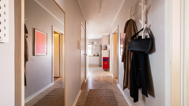 Romslig entré med plass til oppheng av klær