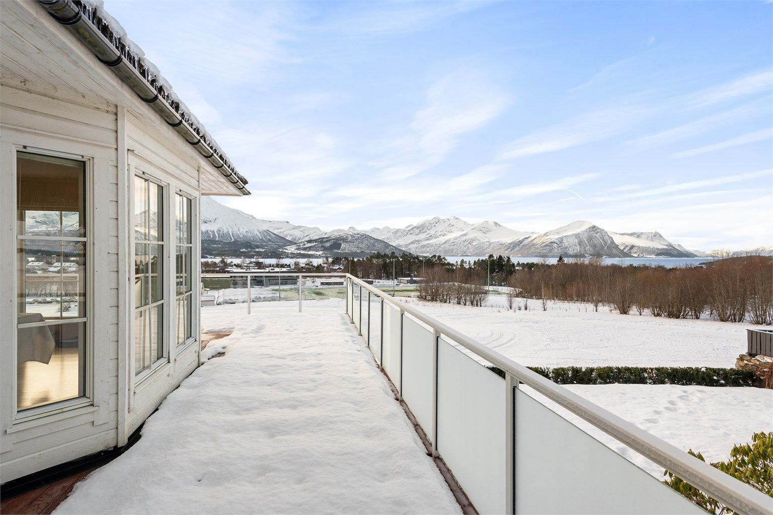 Fra den store terrassen kan man nyte gode solforhold og den flotte utsikten.