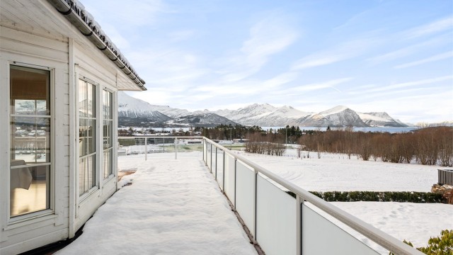 Fra den store terrassen kan man nyte gode solforhold og den flotte utsikten.