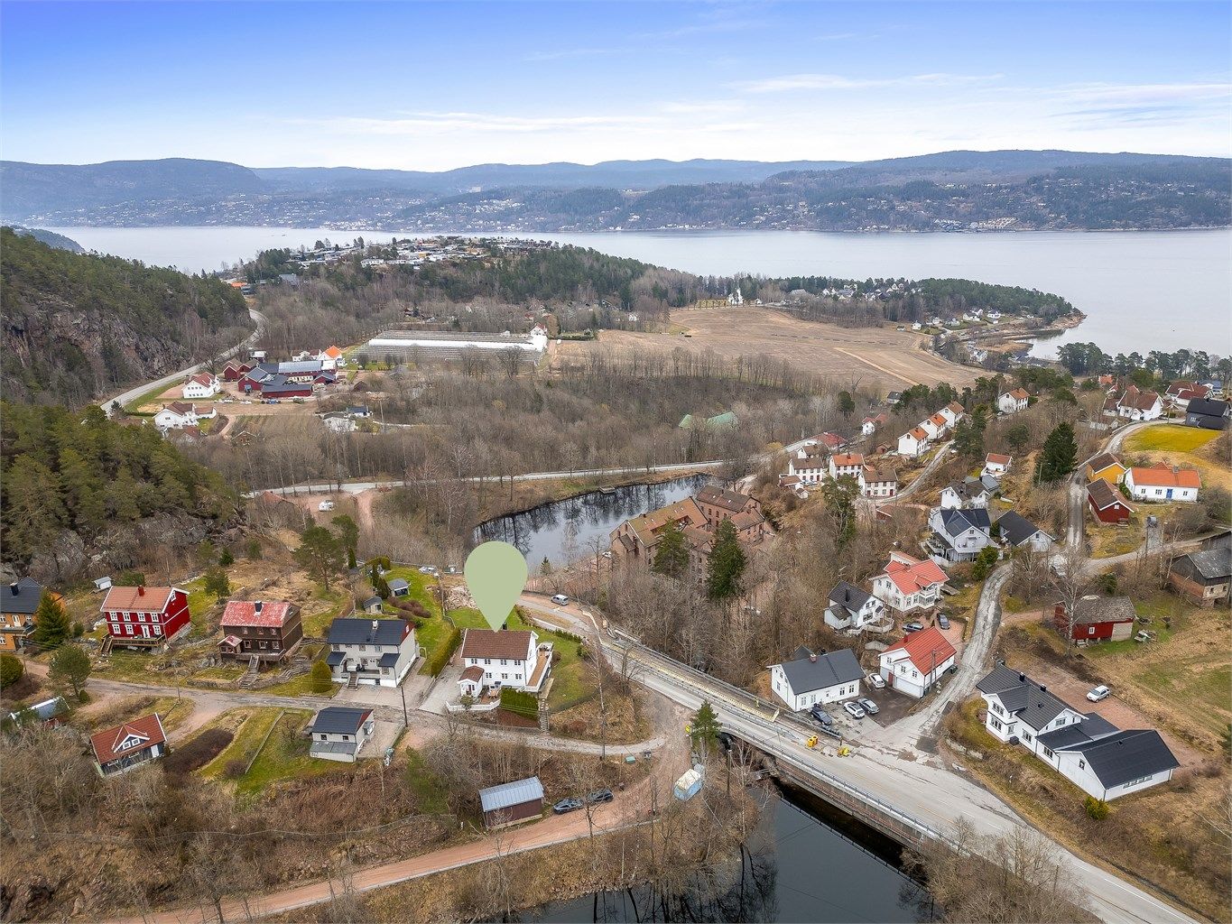 Gangavstand ned til fjorden og Bergerbukta med flott badeplass, kyststi samt fiske- og båtliv. 