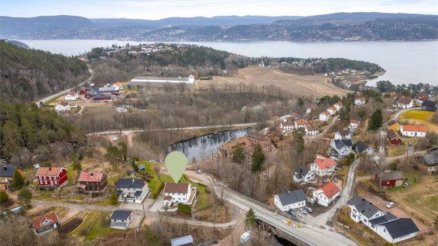 Gangavstand ned til fjorden og Bergerbukta med flott badeplass, kyststi samt fiske- og båtliv.