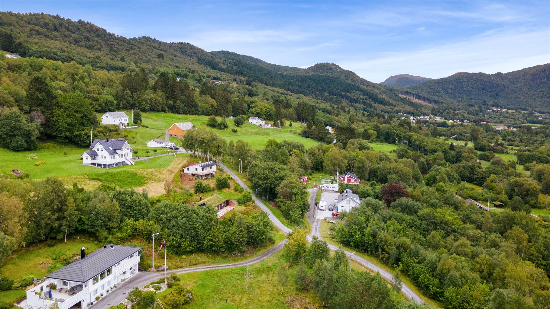 Dronebilde tatt fra vest mot øst