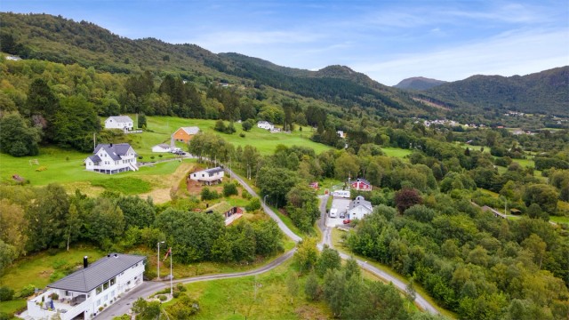 Dronebilde tatt fra vest mot øst
