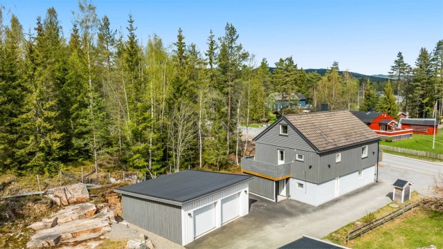Krogsveen v/ Eirik Hermansen presenterer Åsvegen 580 - En innholdsrik og familievennlig enebolig i barnevennlig boområde på Åsgreina. Foto: Flytende Film AS (Øyvind Borgersen)