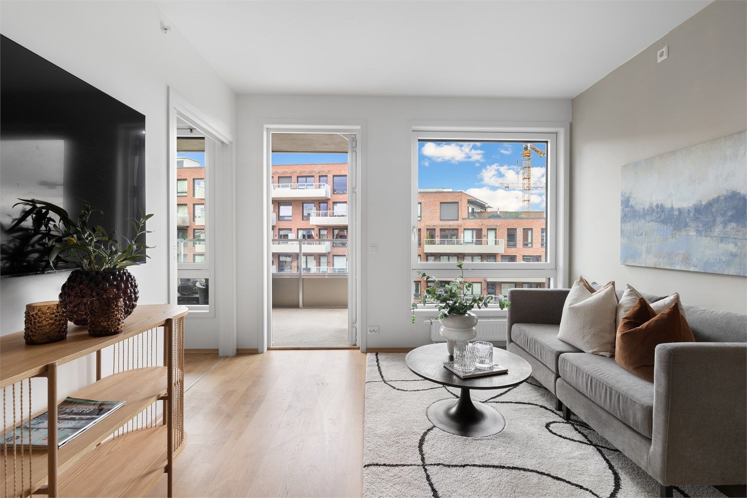 Luftig og lys stue i åpen løsning med kjøkkenet.