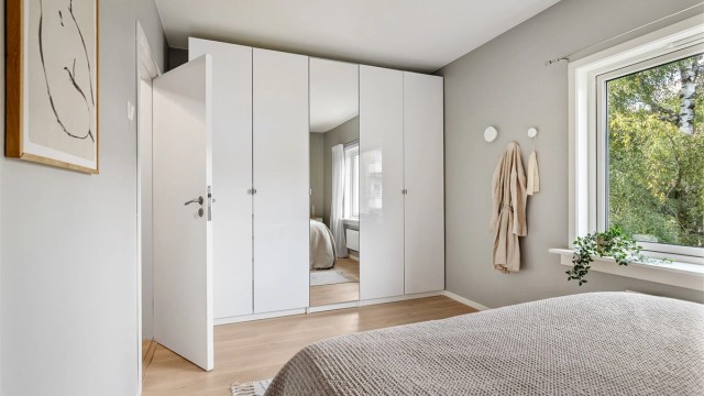 Stort garderobeskap langs den ene kortveggen gir godt med lagringsplass