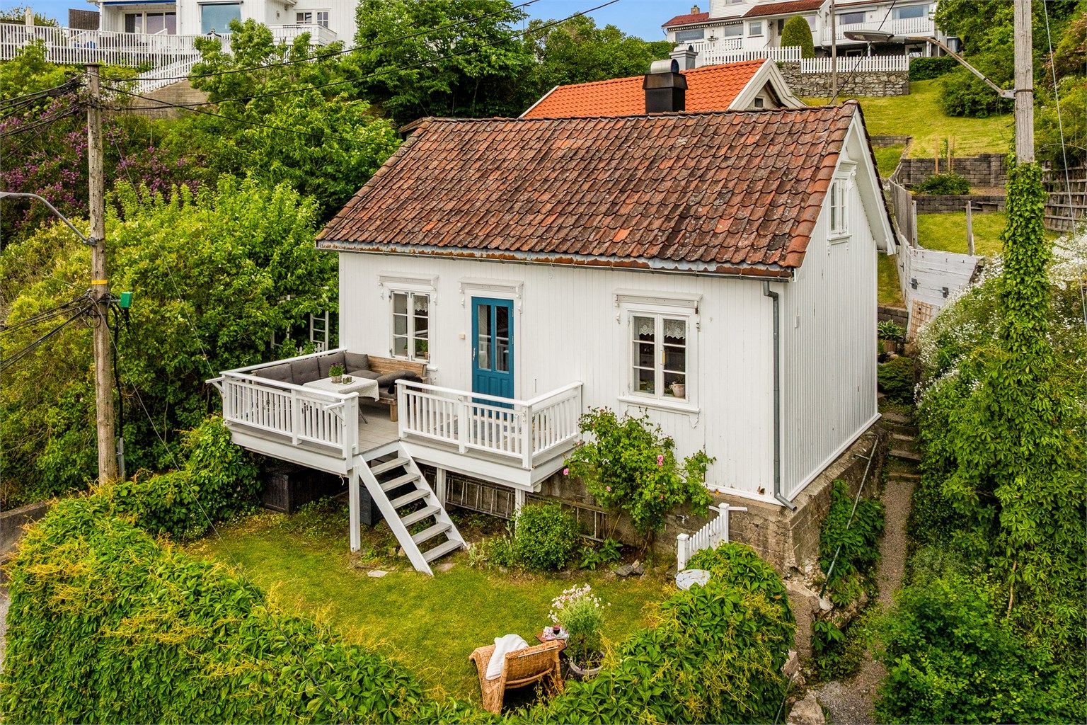Fasade mot syd og øst med hagen i forgrunnen.