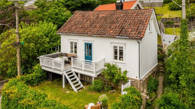 Fasade mot syd og øst med hagen i forgrunnen.