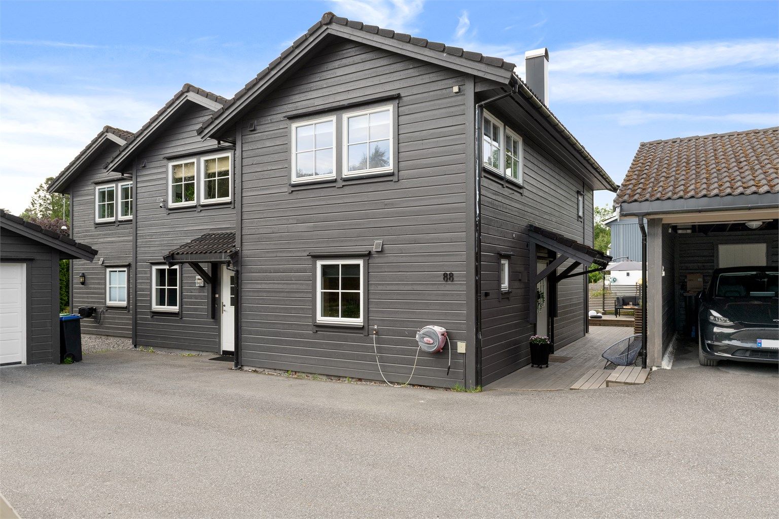 Boligen disponerer egen parkeringsplass i felles carportanlegg.