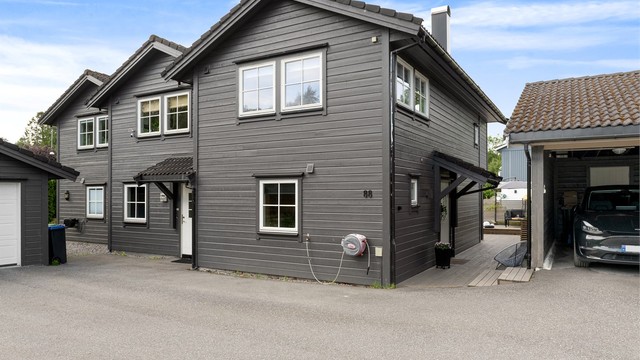 Boligen disponerer egen parkeringsplass i felles carportanlegg.