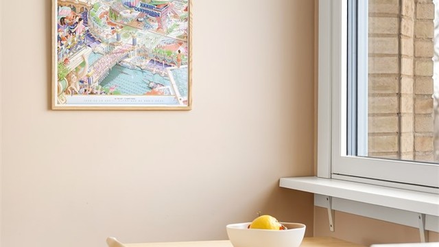 En hyggelig spiseplass ved vinduet gir rommet ekstra funksjonalitet.