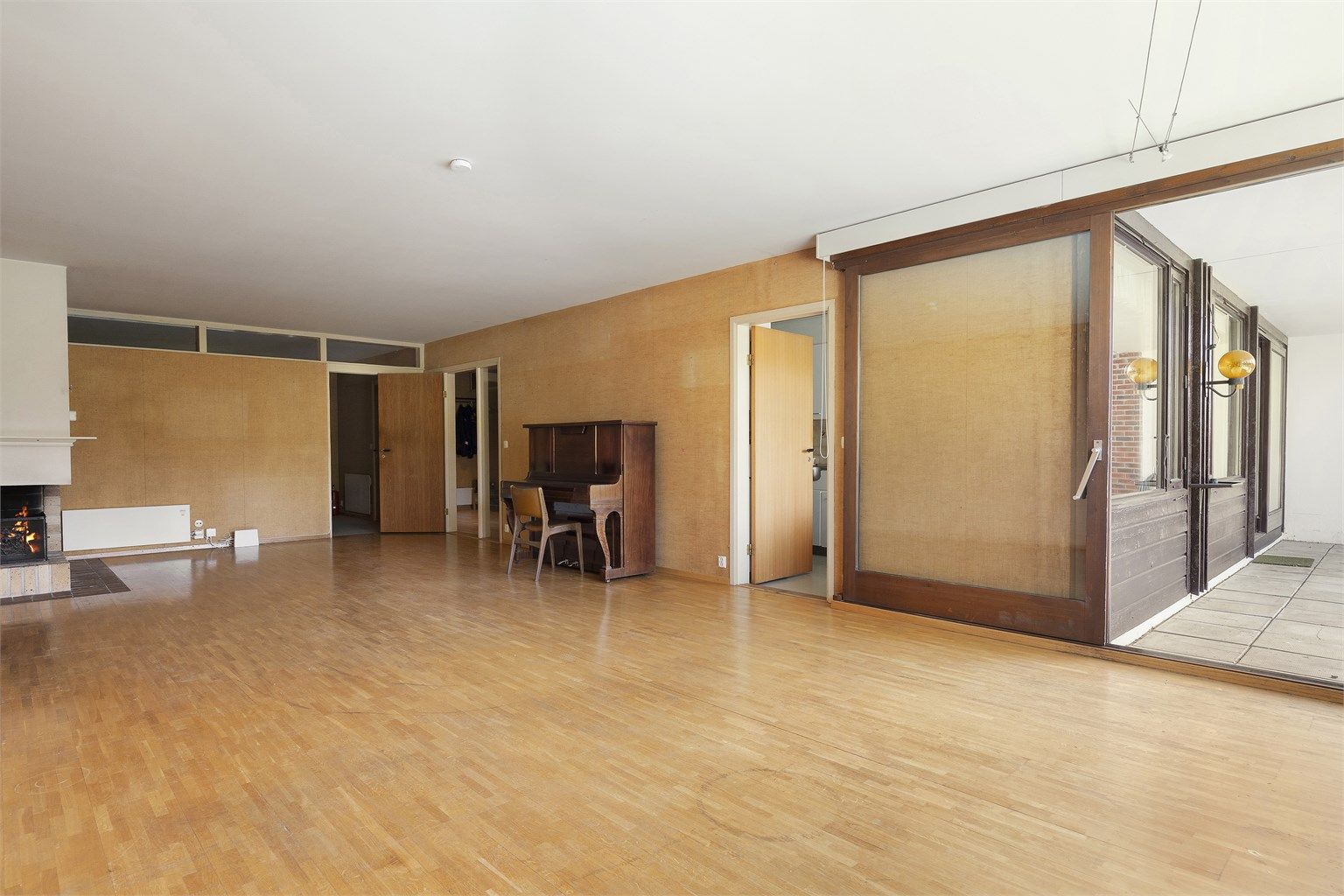 Stue med peis og utgang til terrasse/basseng.