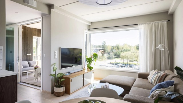 Leiligheten har store vindusflater som skaper en luftig og innbydende atmosfære.