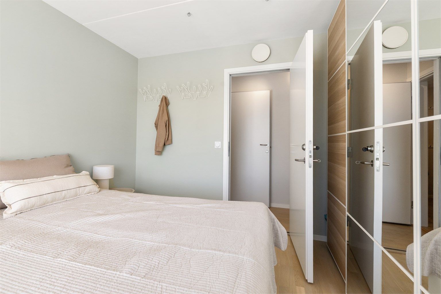 Alle innvendige dører i leiligheten er nymalte utenom baderomsdører som ble byttet i 2024.