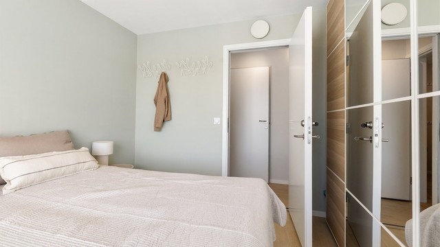 Alle innvendige dører i leiligheten er nymalte utenom baderomsdører som ble byttet i 2024.