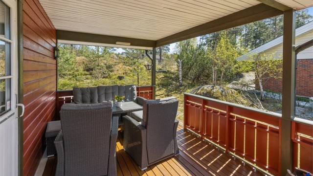 Den overbygde delen av terrassen gir ly for vær og vind, og forlenger utendørssesongen.