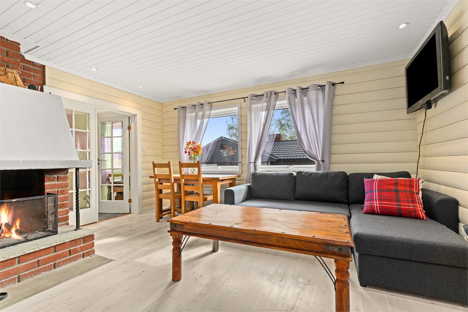 Kjellerstue med koselig gruepeis