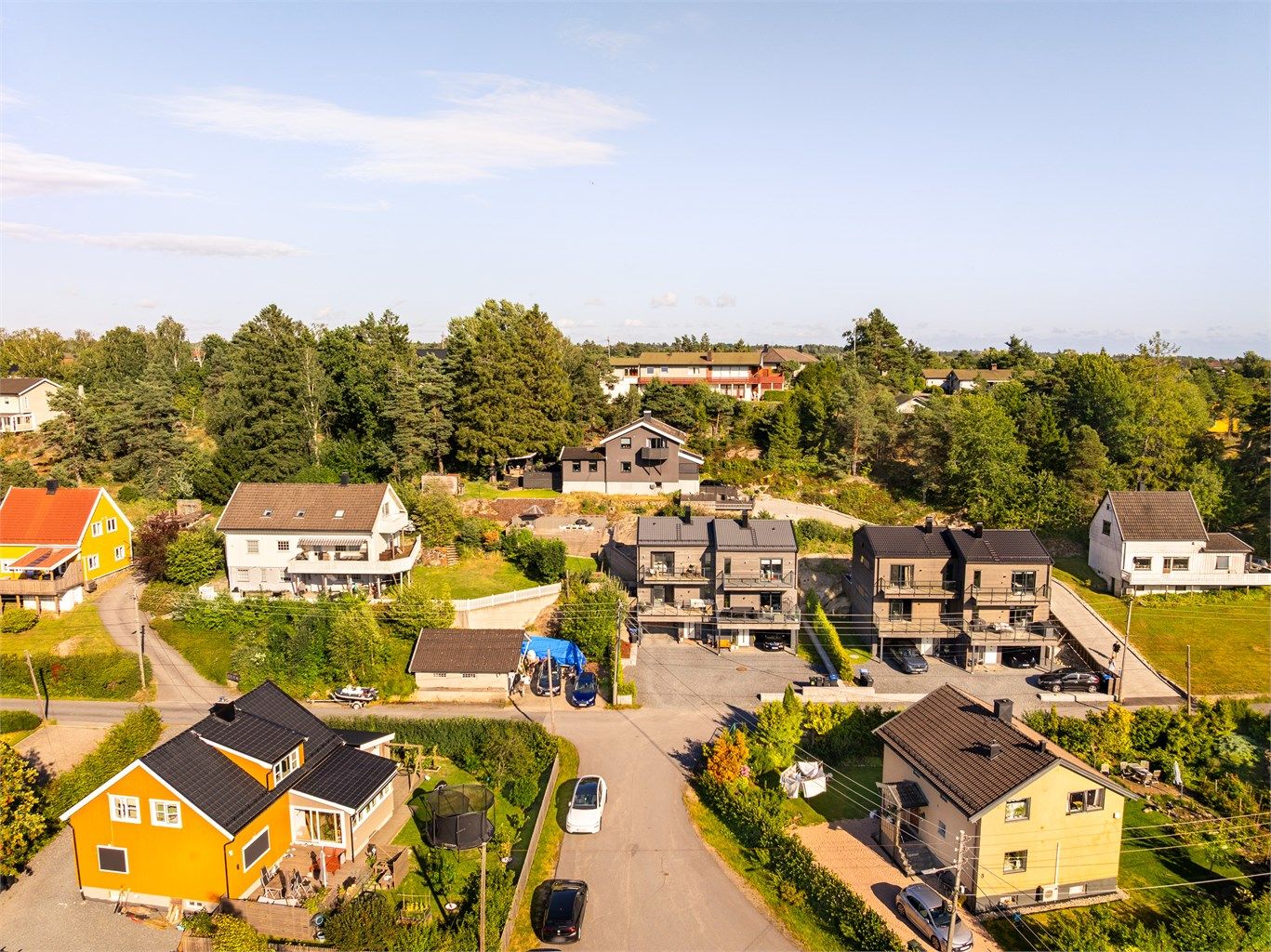 Tomannsboligene er et ungt og moderne innslag i det ellers veletablerte nabolaget.