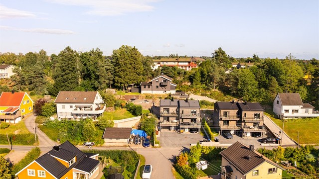 Tomannsboligene er et ungt og moderne innslag i det ellers veletablerte nabolaget.