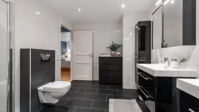 Det er tilkomst til badet i underetasjen fra soverom