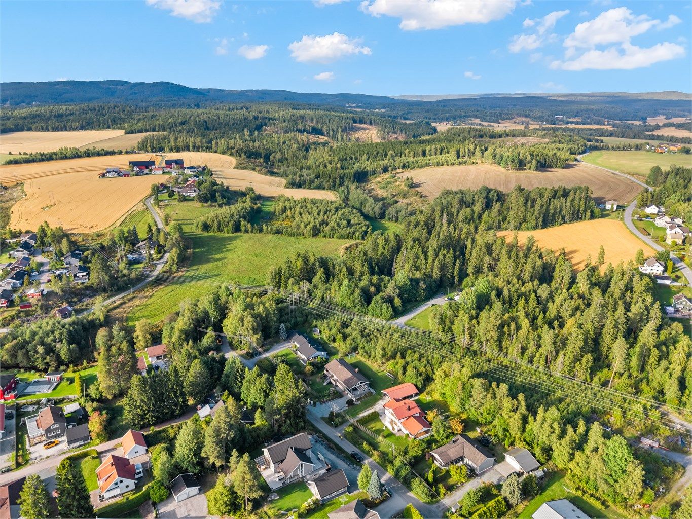 Kort vei til Aursmoen skole (1-10 kl.), kun en 4 minutters kjøretur unna.
