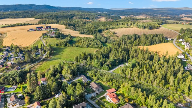 Kort vei til Aursmoen skole (1-10 kl.), kun en 4 minutters kjøretur unna.