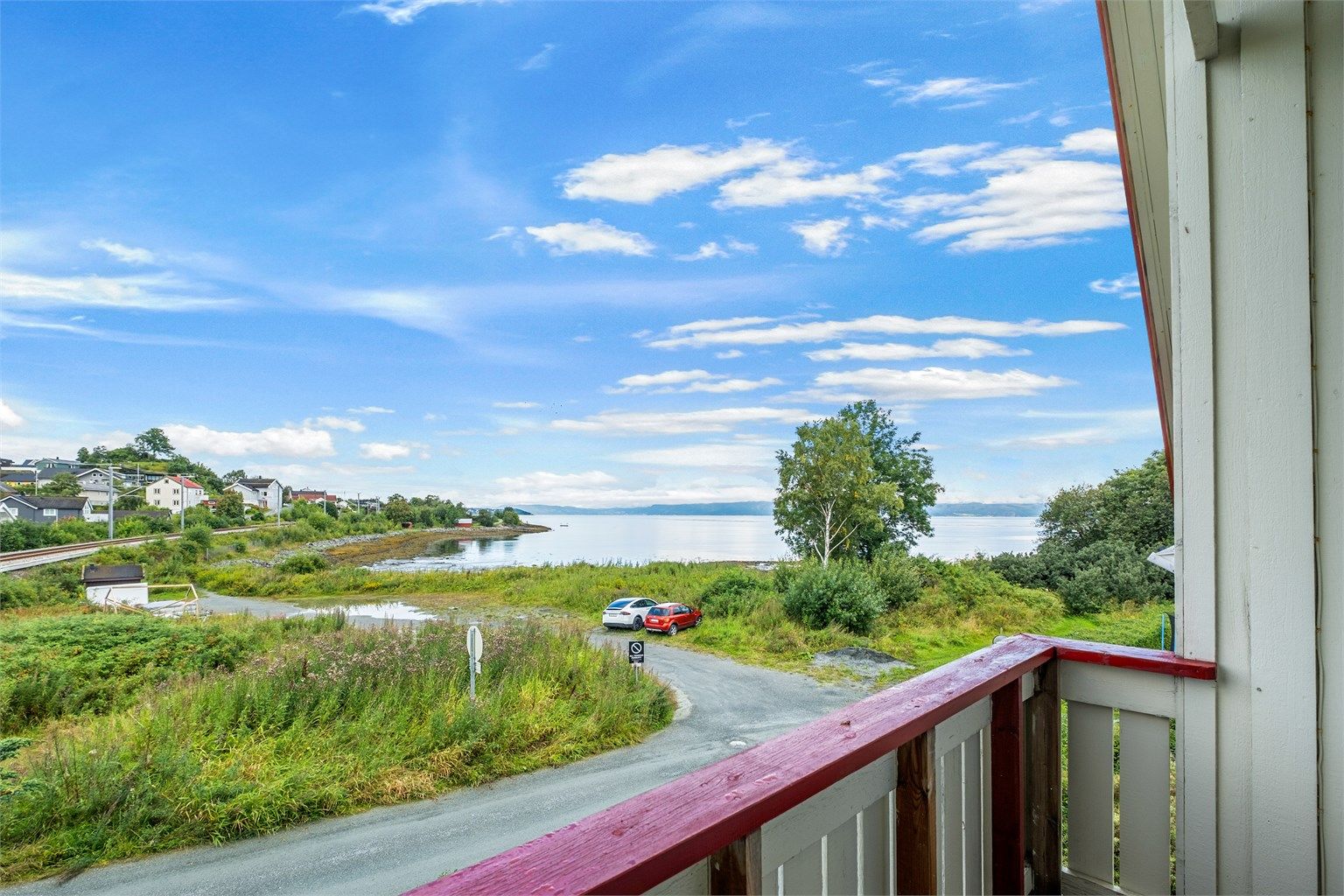 Fra balkongen kan du nyte en flott utsikt mot Trondheimsfjorden og omkringliggende områder.