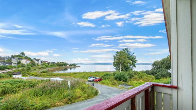 Fra balkongen kan du nyte en flott utsikt mot Trondheimsfjorden og omkringliggende områder.
