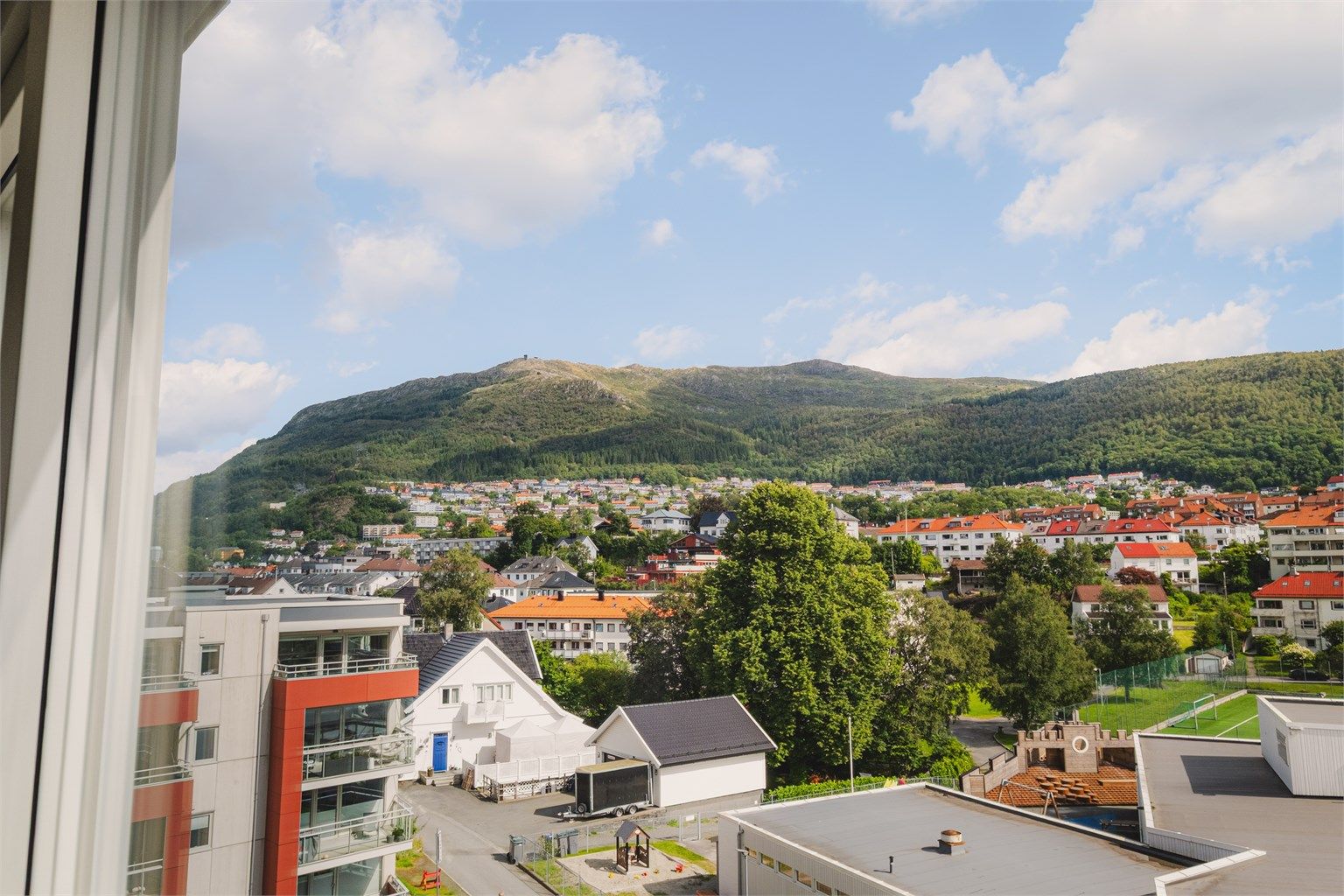 Fra leiligheten er det fin utsikt mot de omkringliggende byfjellene.