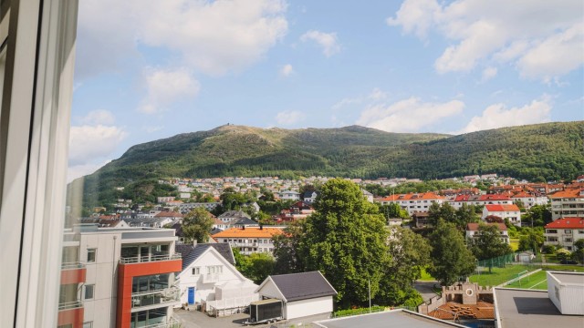 Fra leiligheten er det fin utsikt mot de omkringliggende byfjellene.