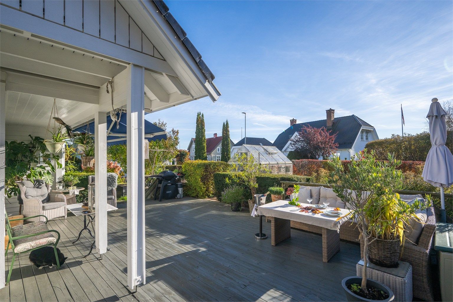 Overbygd del av terrassen gir ly for vær og vind.