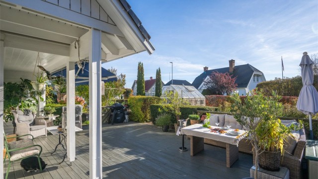 Overbygd del av terrassen gir ly for vær og vind.
