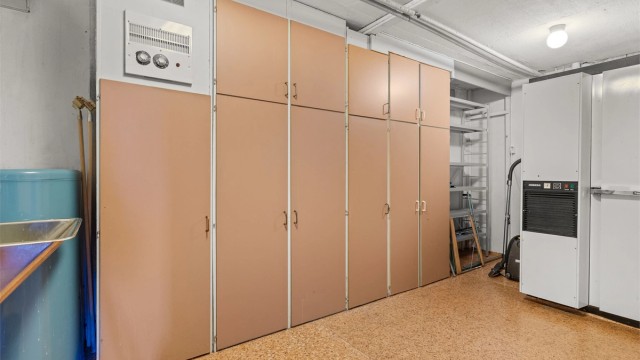 Stor bod med rikelig med lagringsplass. Eget kjølerom i boden