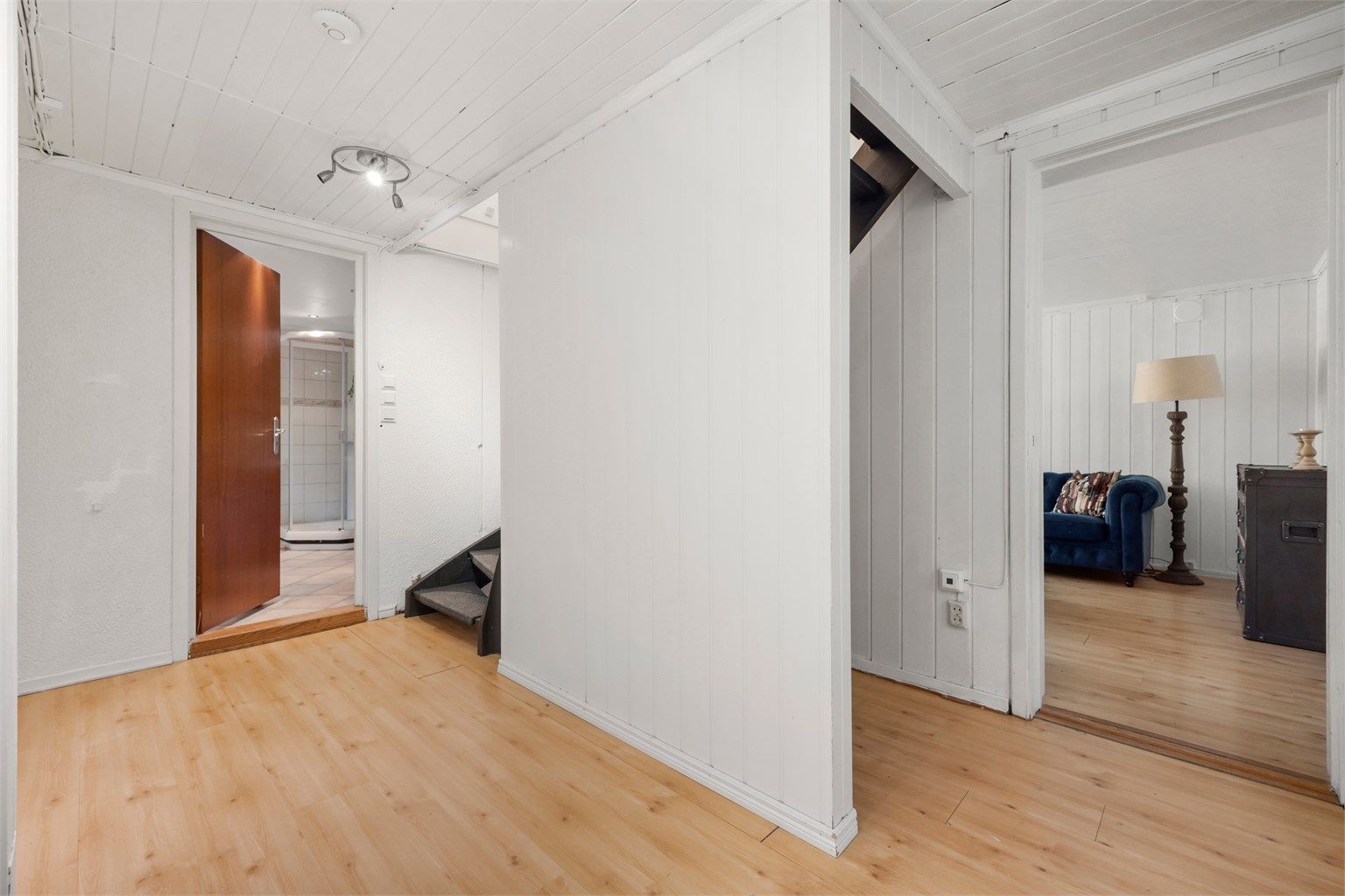 Det gjøres oppmerksom på at det er ikke er søkt om/godkjent innredning av rommene i kjelleretasjen og det er heller ikke tatt stilling til om dette lar seg gjøre. Rommene er ikke godkjent for varig opphold, men til bodrom.