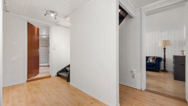 Det gjøres oppmerksom på at det er ikke er søkt om/godkjent innredning av rommene i kjelleretasjen og det er heller ikke tatt stilling til om dette lar seg gjøre. Rommene er ikke godkjent for varig opphold, men til bodrom.